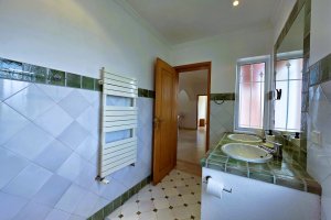 Badezimmer mit Doppelwaschbecken und Heizung in der Villa Mar á Vista