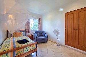 Schlafzimmer mit Einzelbett Heizung und Ventilator