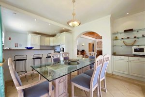 Essbereich offen zur Küche und zum Wohnbereich