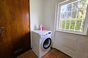 Waschmaschine in einem separaten Abstellraum außerhalb des Hauses