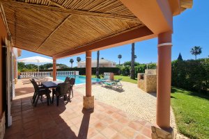 Privater Pool mit Sonnenliegen, BBQ und überdachter Terrasse der Villa Mar á Vista in Vale da Lama