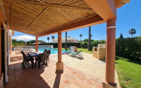 Privater Pool mit Sonnenliegen, BBQ und überdachter Terrasse der Villa Mar á Vista in Vale da Lama