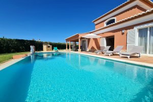 Privater Pool (9x5 m) mit BBQ, Sonnenliegen und überdachter möblierter Terrasse