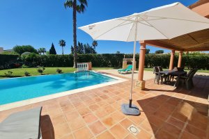 BBQ-Terrasse mit Gartenmöbeln und Poolblick der Villa Mar á Vista