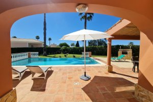 Blick vom Wohnzimmer auf Pool und Garten der Villa Mar á Vista