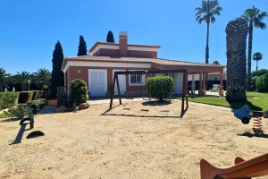 Spielplatz mit Schaukel, Wippe, Schaukelpferd und Rutsche
