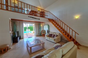 Wohnzimmer mit Heizung und Treppe zur geschlossenen Aussichtsgalerie